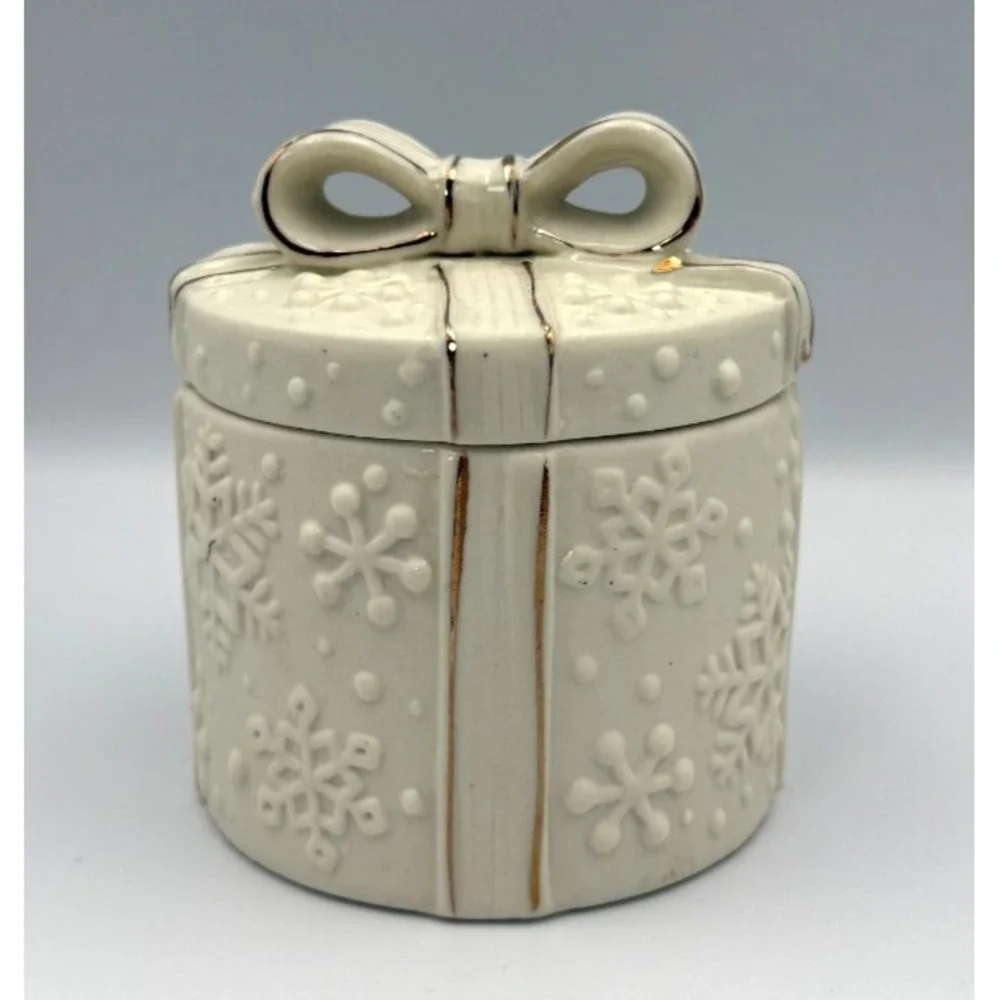 Bisque Porcelain w/Gold Accents Trinket Box Bow Snowflake 3.75 in H, 3.25 in D